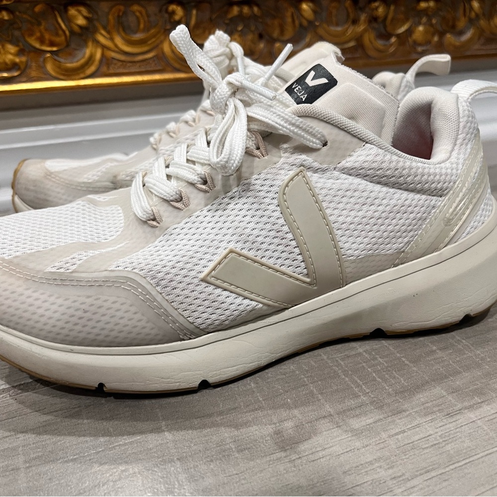 Off-white sneakers by Veja